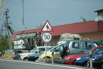 Signo de obras viales y el límite de velocidad №13220