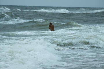 Der Mann hat keine Angst vor den Wellen №13444