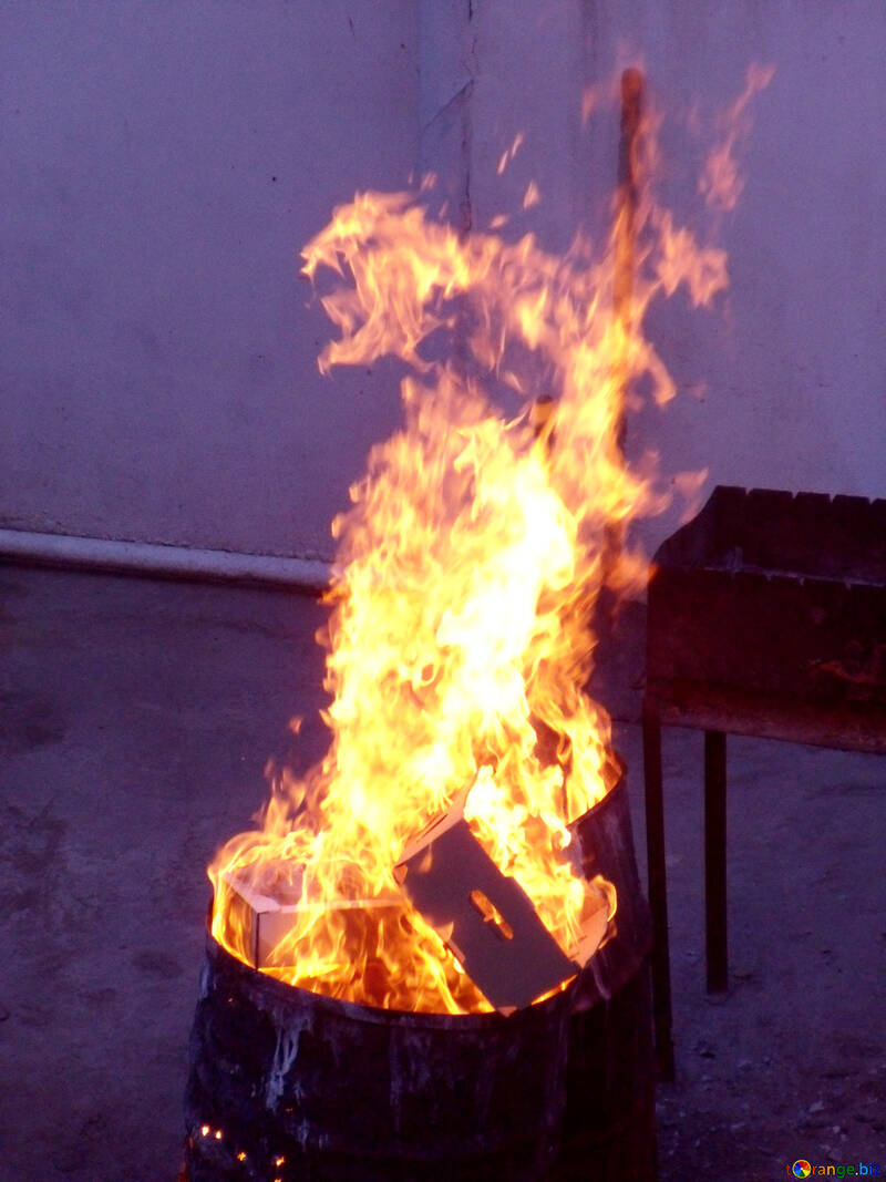 Burning trash in barrel №13550
