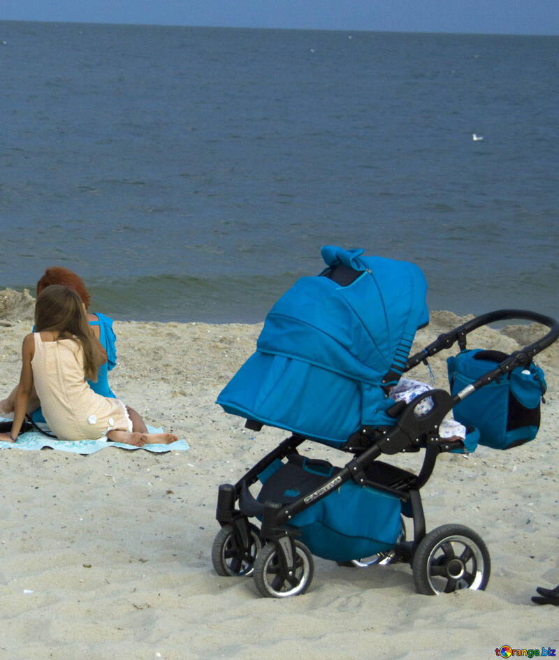 Дитяча коляска на пляжі №13464