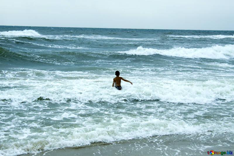 Un niño en las olas №13430