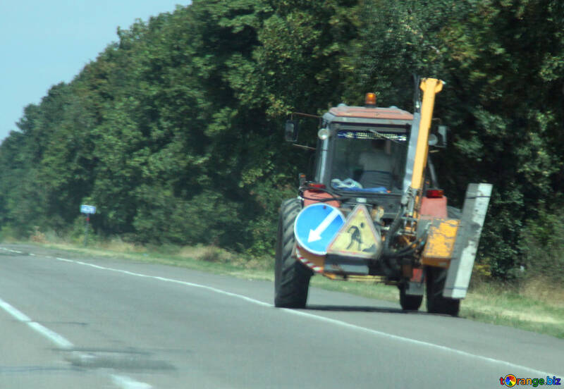 Tractor en el camino №13213