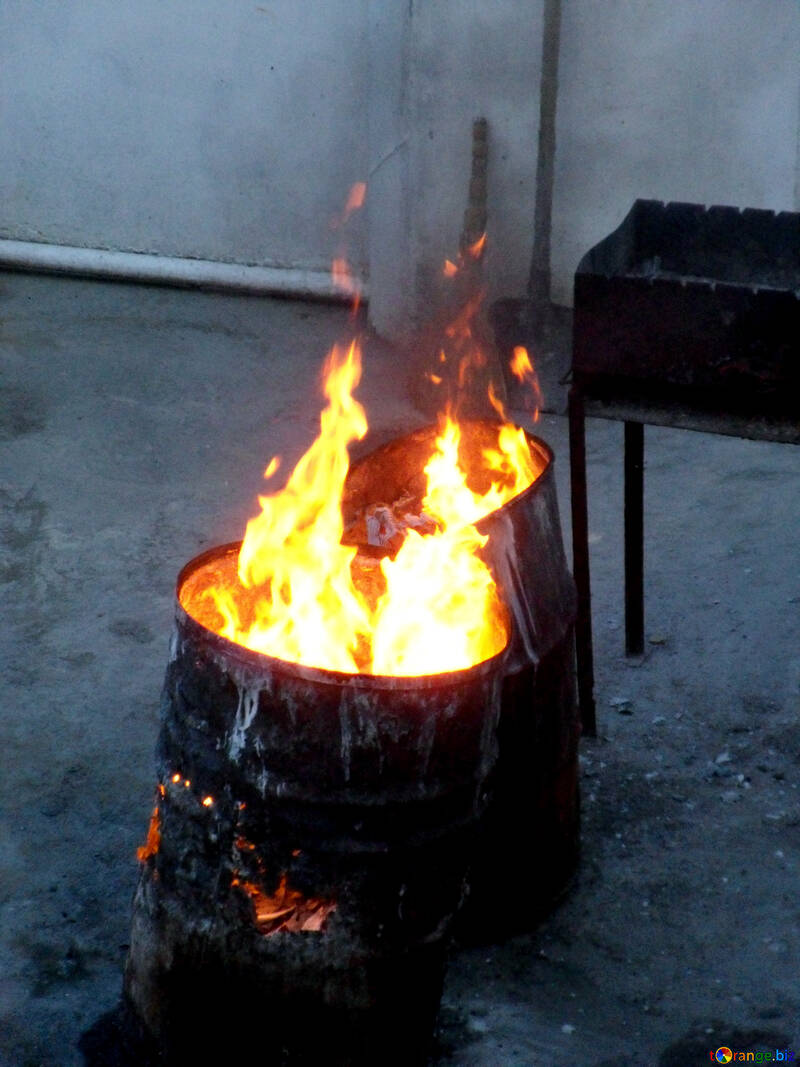 樽の中で燃える火します。 №13486