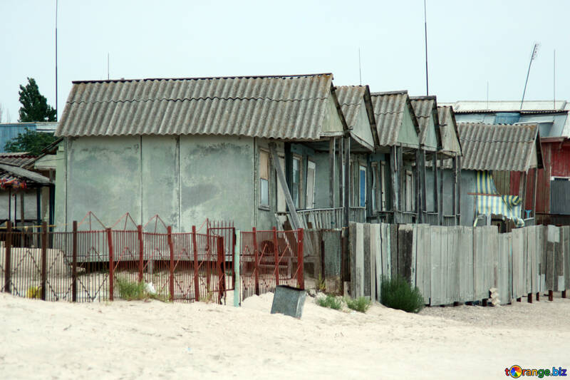 Zusammenbrechenden Häuser am Meer №13158