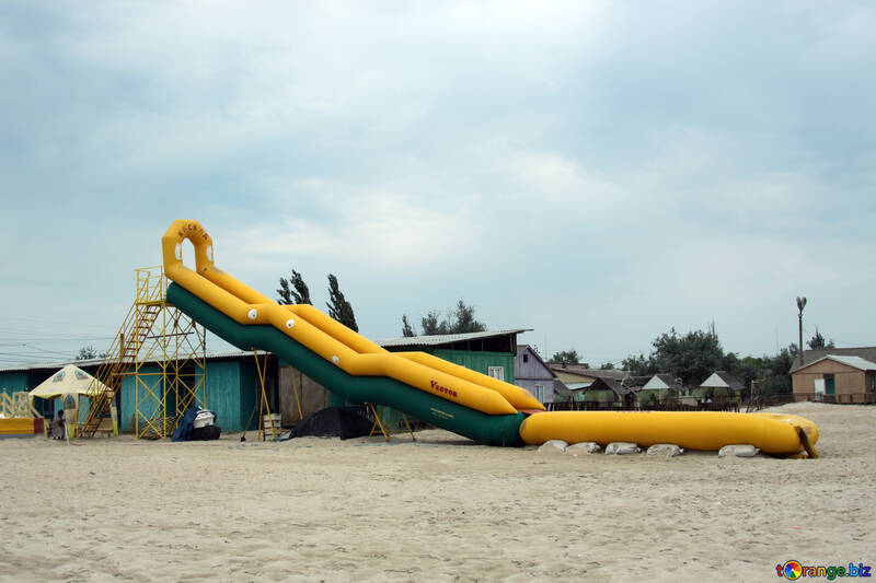 Corrediça inflável na praia №13007