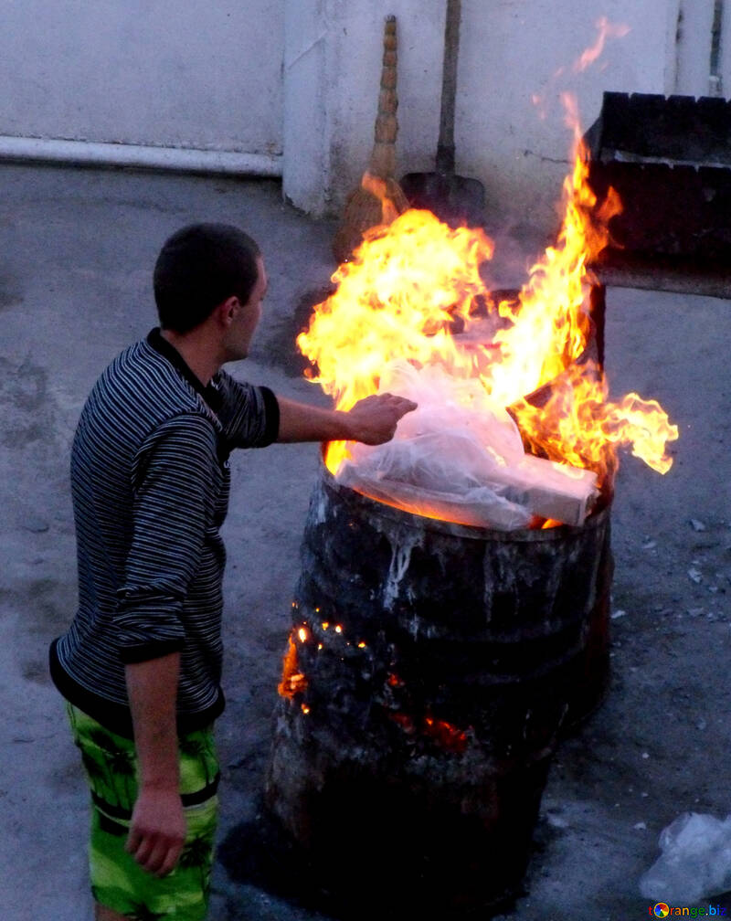 Bruciare plastica №13504
