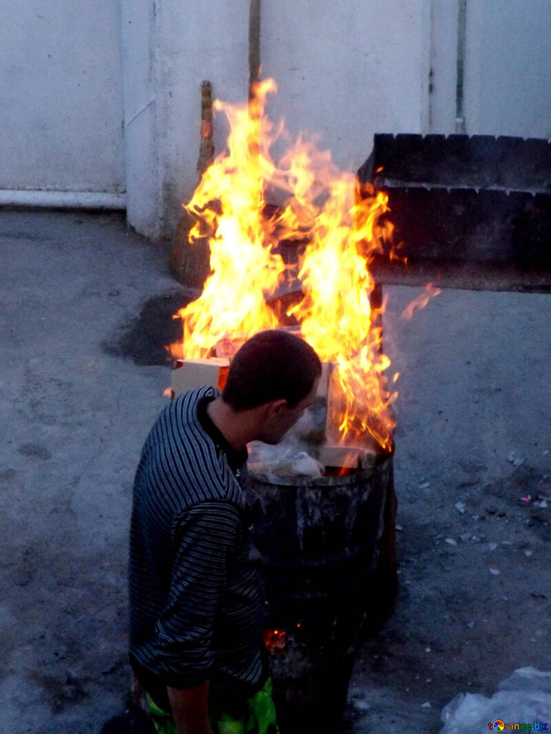 Чоловік спалює сміття №13607