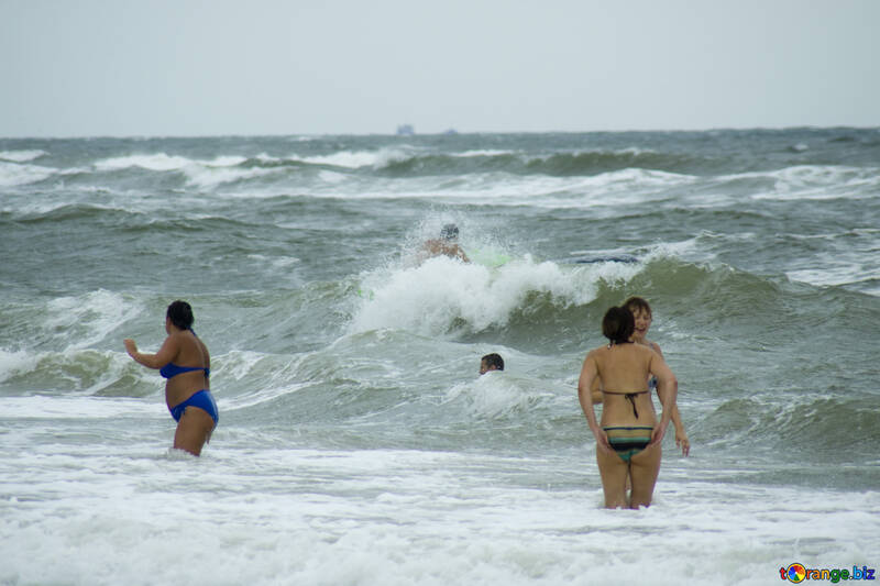 Люди купаються в шторм №13440