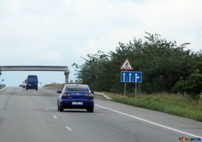 Signe du passage pour piétons sur la route №13327