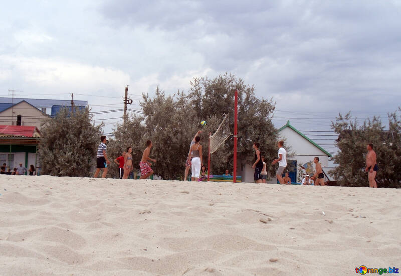 Menschen spielen Volleyball am Strand №13527