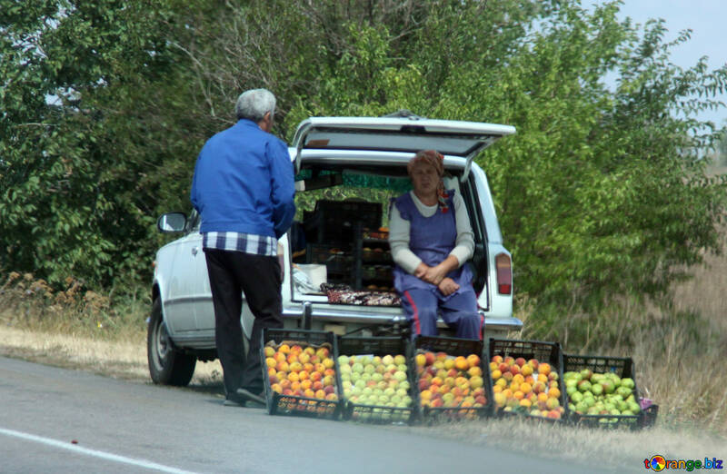Saleswoman fruit №13236