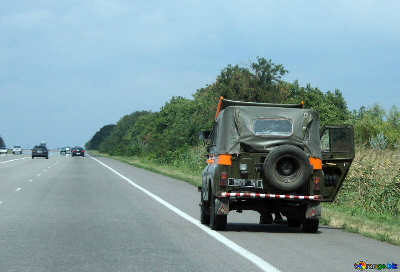Veículo militar quebrou na estrada №13225