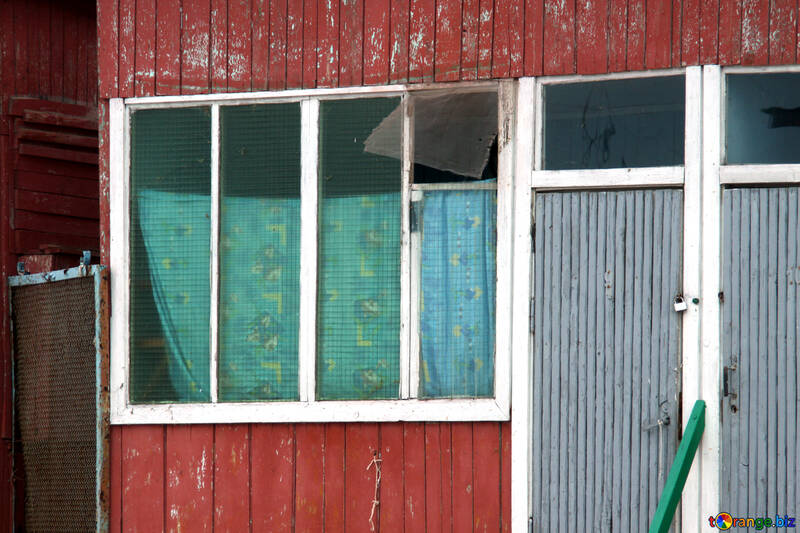 Fenster-Tür-Fenster in die Haus-Übersicht №13767