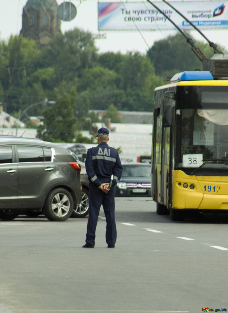 Ukrainischer Polizist mit Stab von hinten №14714