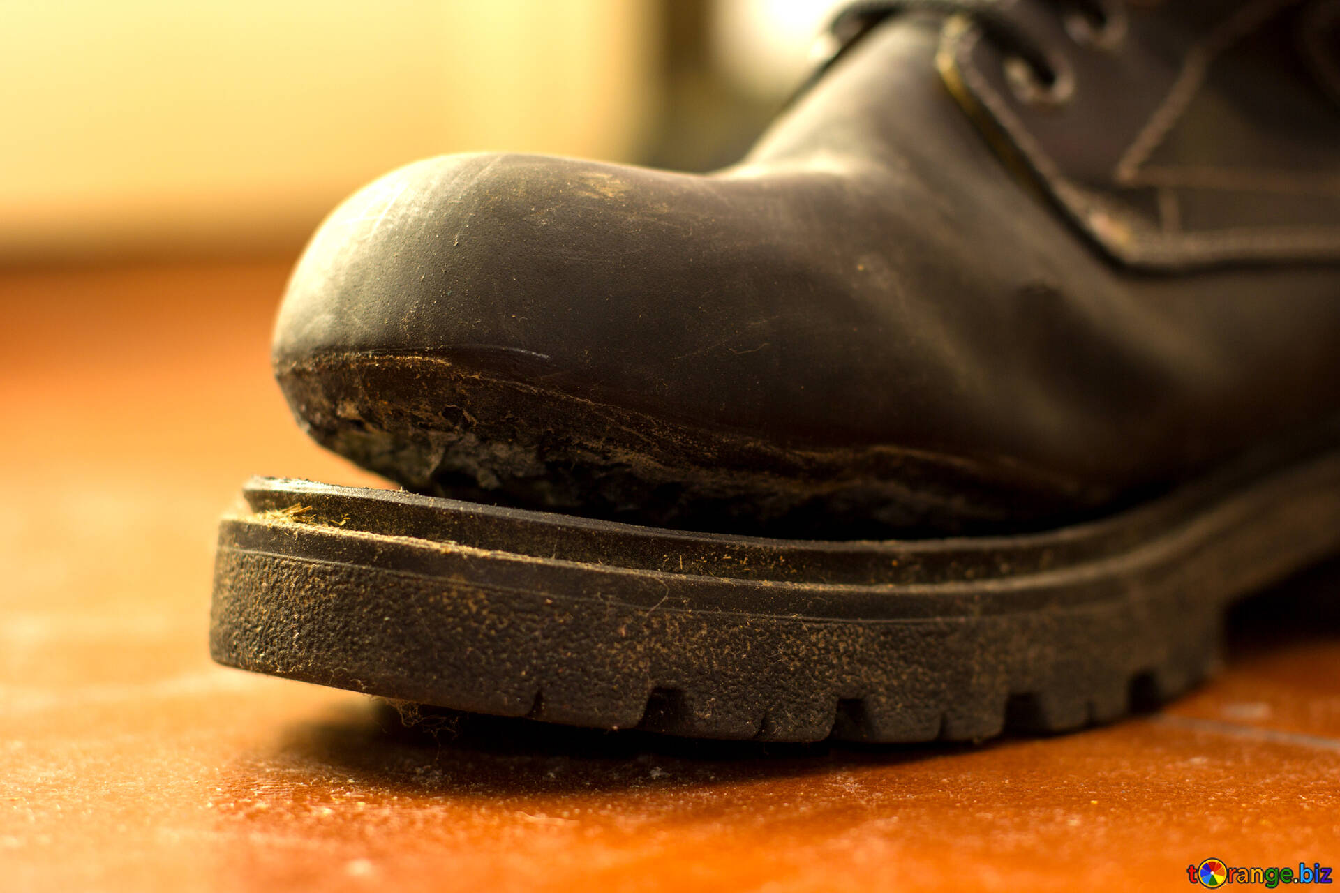 При длительном использовании подошва обуви изнашивается впр. Изношенные ботинки. Ботинок с оторванной подошвой. Порванная спецобувь. Изношенная подошва.