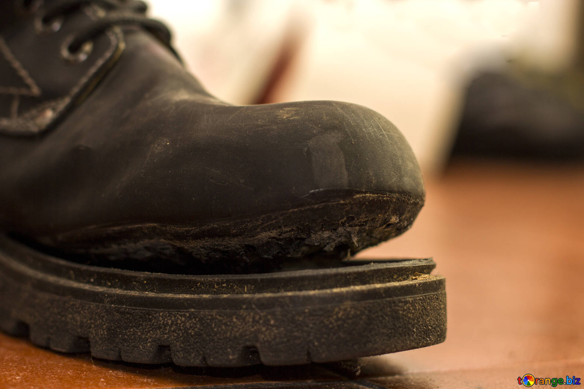 При длительном использовании подошва обуви изнашивается впр. Отклеилась подошва на обуви. Подошва отклеилась на сапогах. Ботинок расклеился. Порванные зимние ботинки.