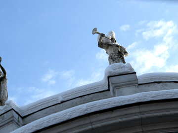 Die Skulptur auf dem Dach im winter №15723