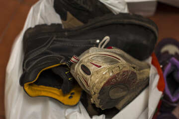 引き裂かれた靴 №15449