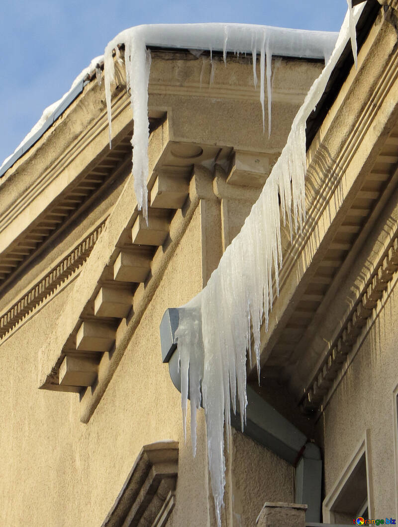 Eiszapfen auf dem Dach des alten №15698