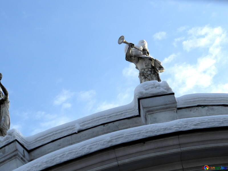 A escultura no telhado no inverno №15723