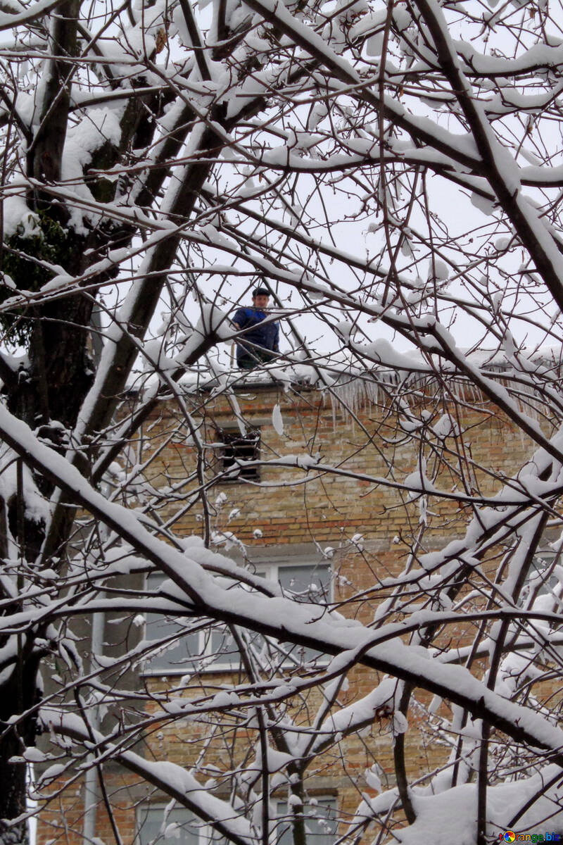 男は、屋根から雪をクリアします。 №15569