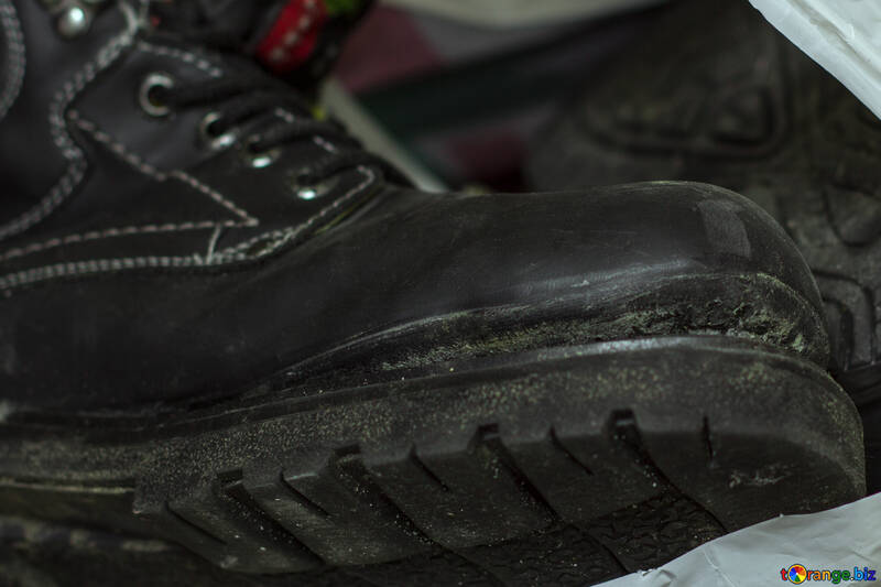 引き裂かれた靴 №15456