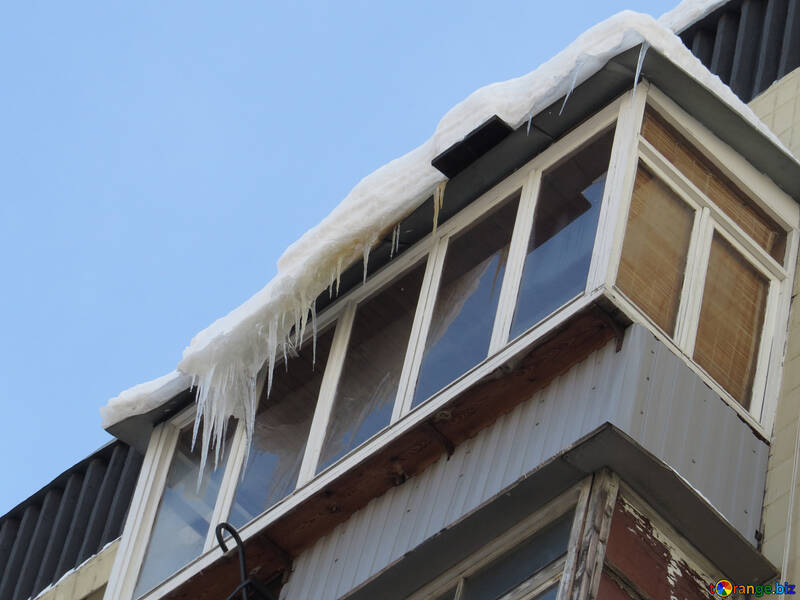 Schnee-Kappen mit Eiszapfen auf dem Dach №15734