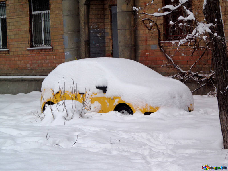 Auto unter dem Schnee №15585