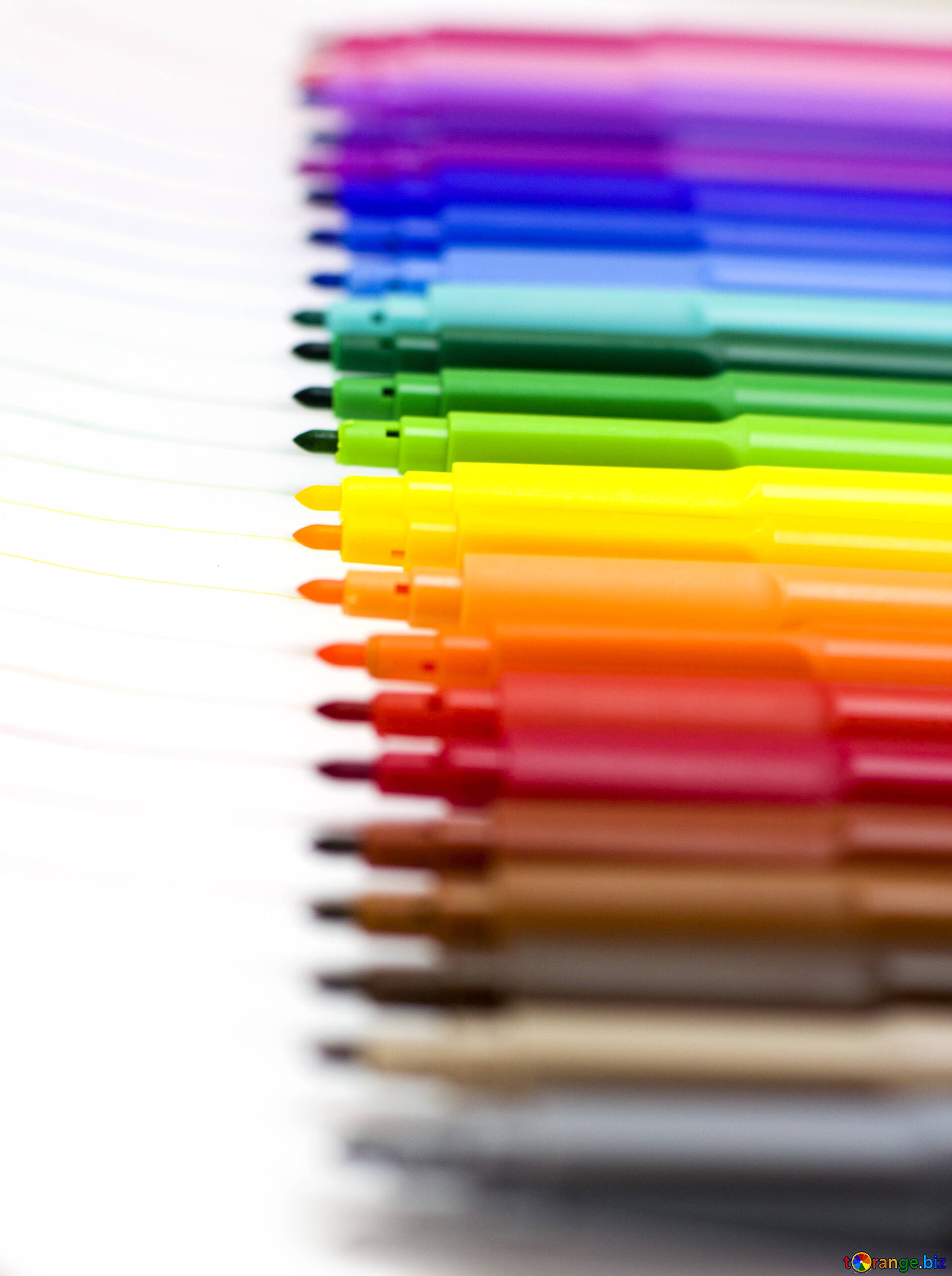 Цветной стороны. Цветные фломастеры. Разноцветные маркеры. Рисунки цветные. Яркая разноцветная ручка.