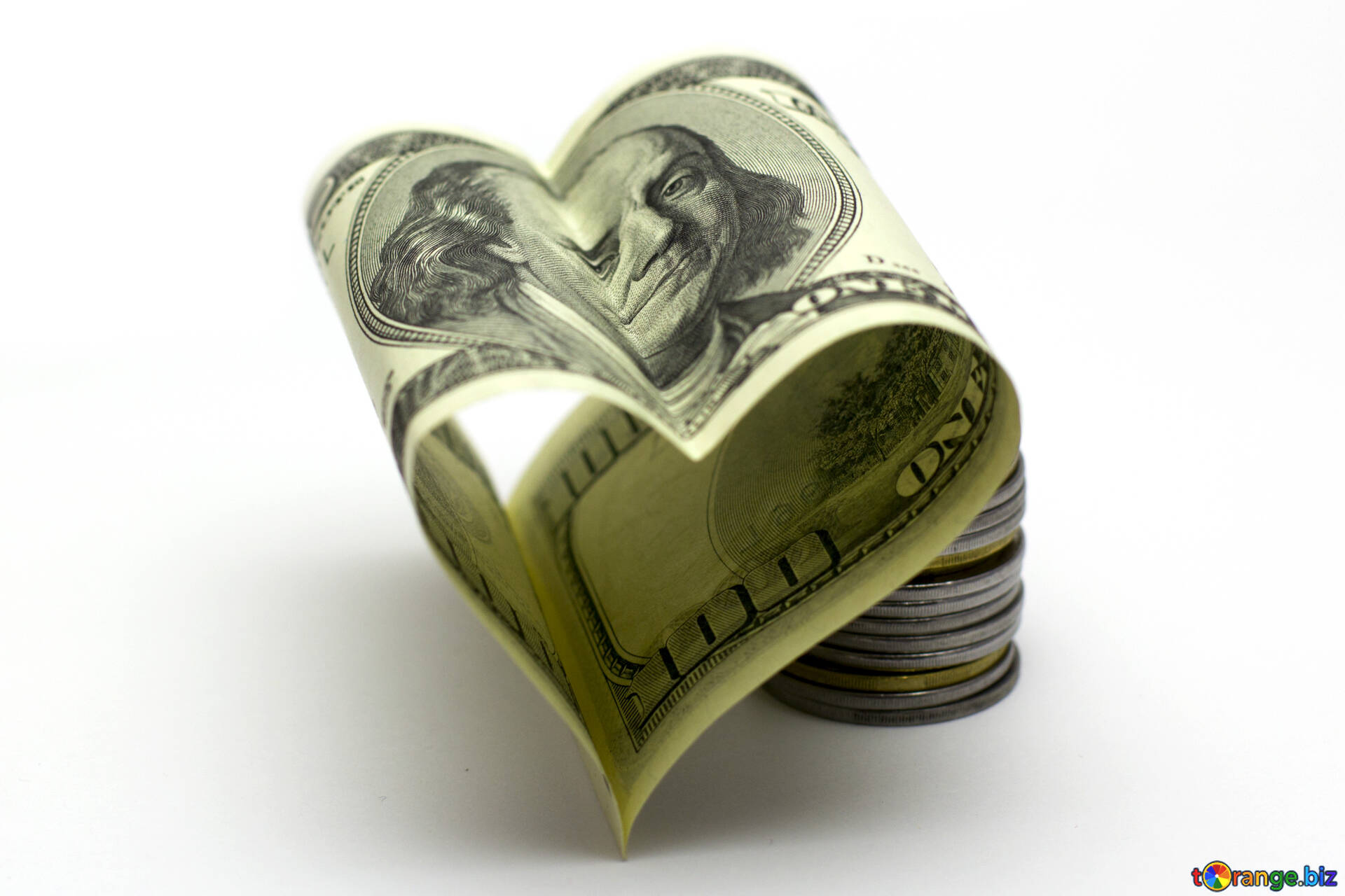 Сердце из денег. Сердечко из денег. Сердце из денежной купюры. Деньги в виде сердечка.