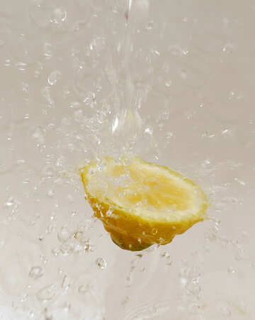 Лимон в бризках води №16120
