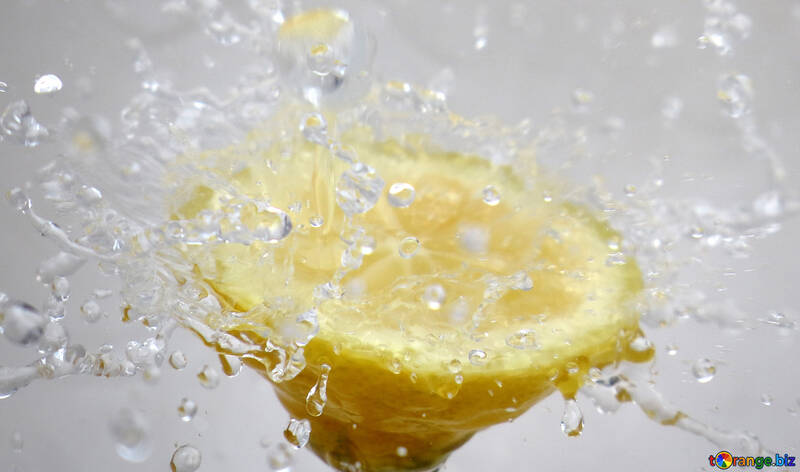 Zitrone und Spritzwasser №16117