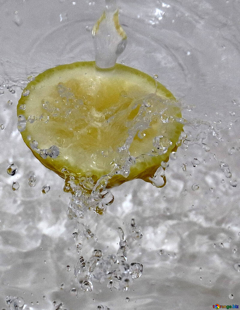 Lemon in water №16184