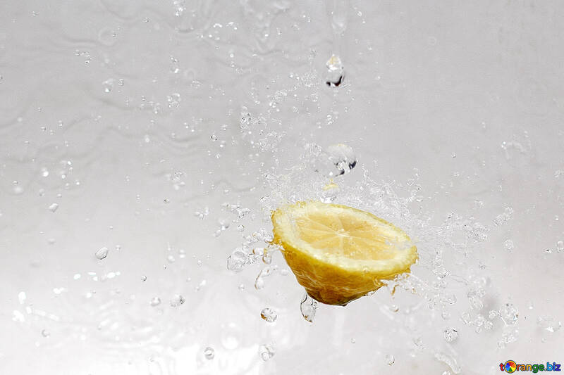 Lemon splashing water №16175