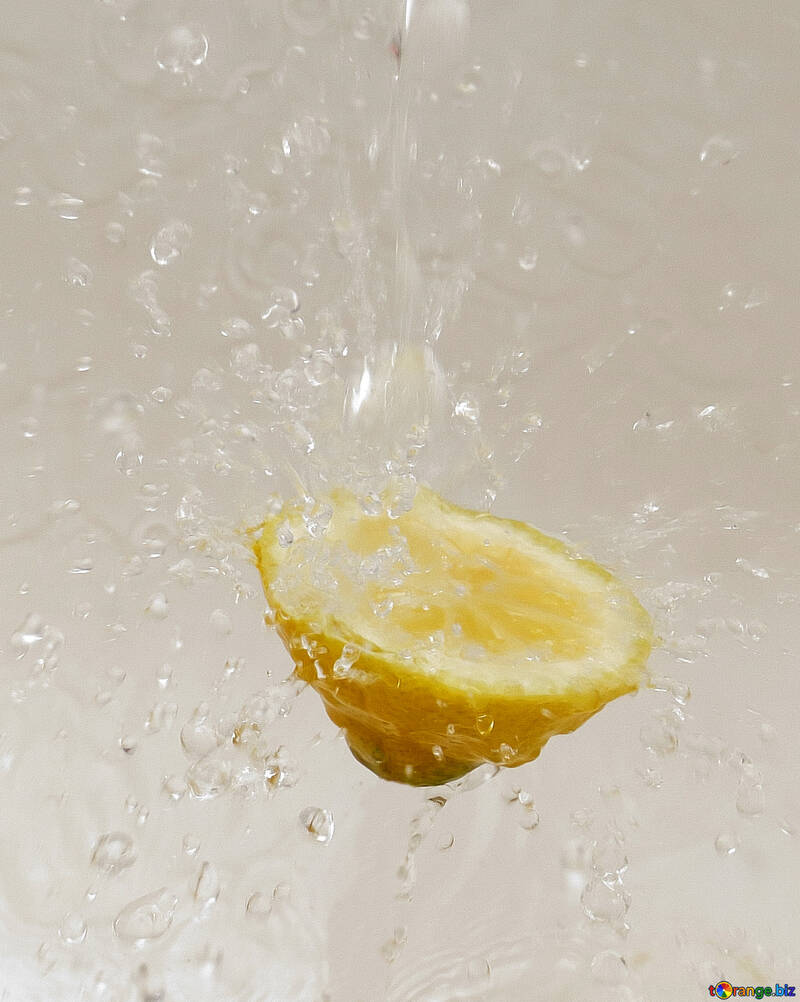Lemon in spray of water №16120