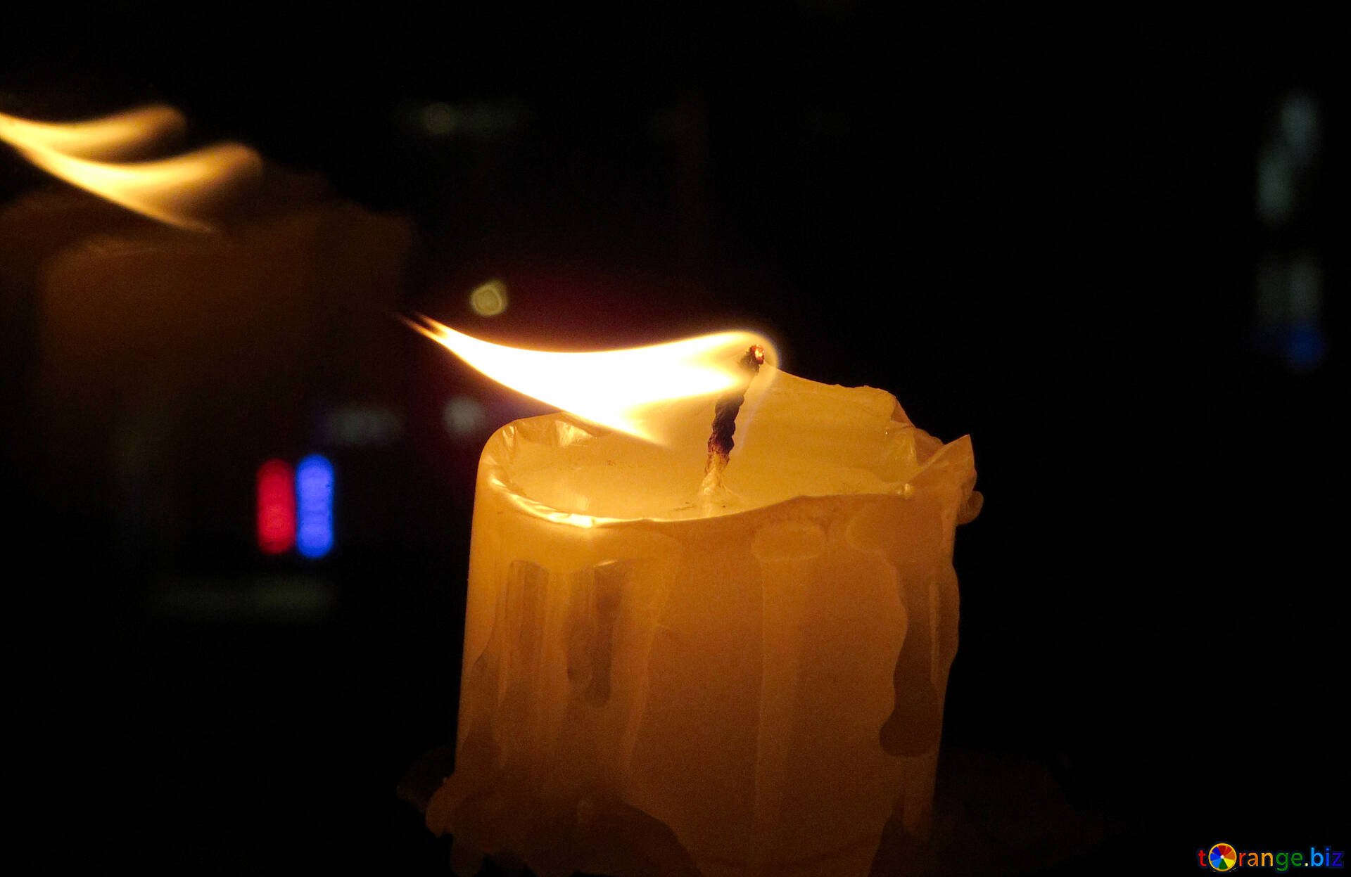 Песня горящую свечу. Горящие свечи памяти. Свеча в честь памяти. Свечка в честь памяти. Зажженная свеча памяти.