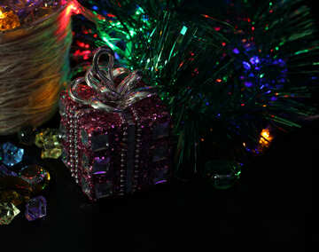 Regalo de año nuevo en el árbol de Navidad №17835