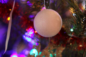 Christmas white ball on the tree №17985