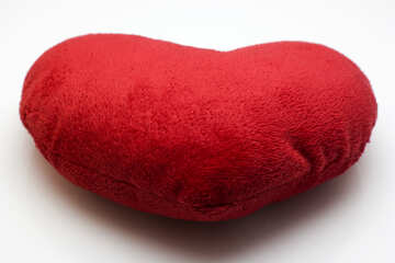 Corazón de almohada sobre fondo blanco №17575