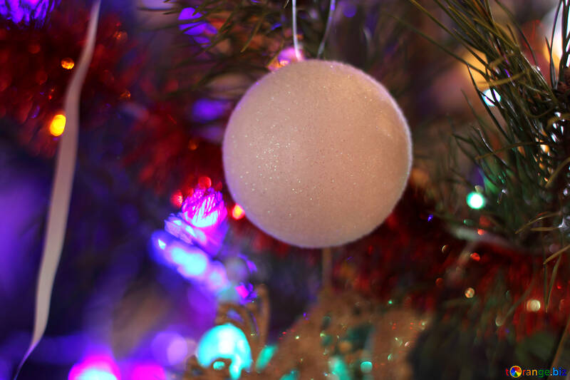 Palla di Natale bianco sull`albero №17985