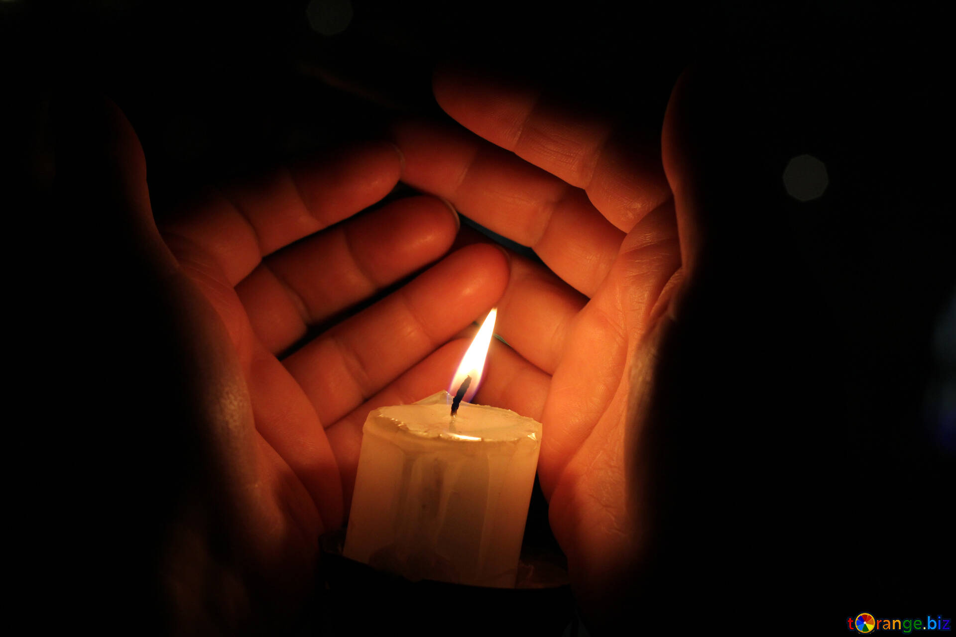 Скорбим фото со свечой 22.03. Свеча памяти. Свеча скорби. Зажженная свеча. Траурная свеча.