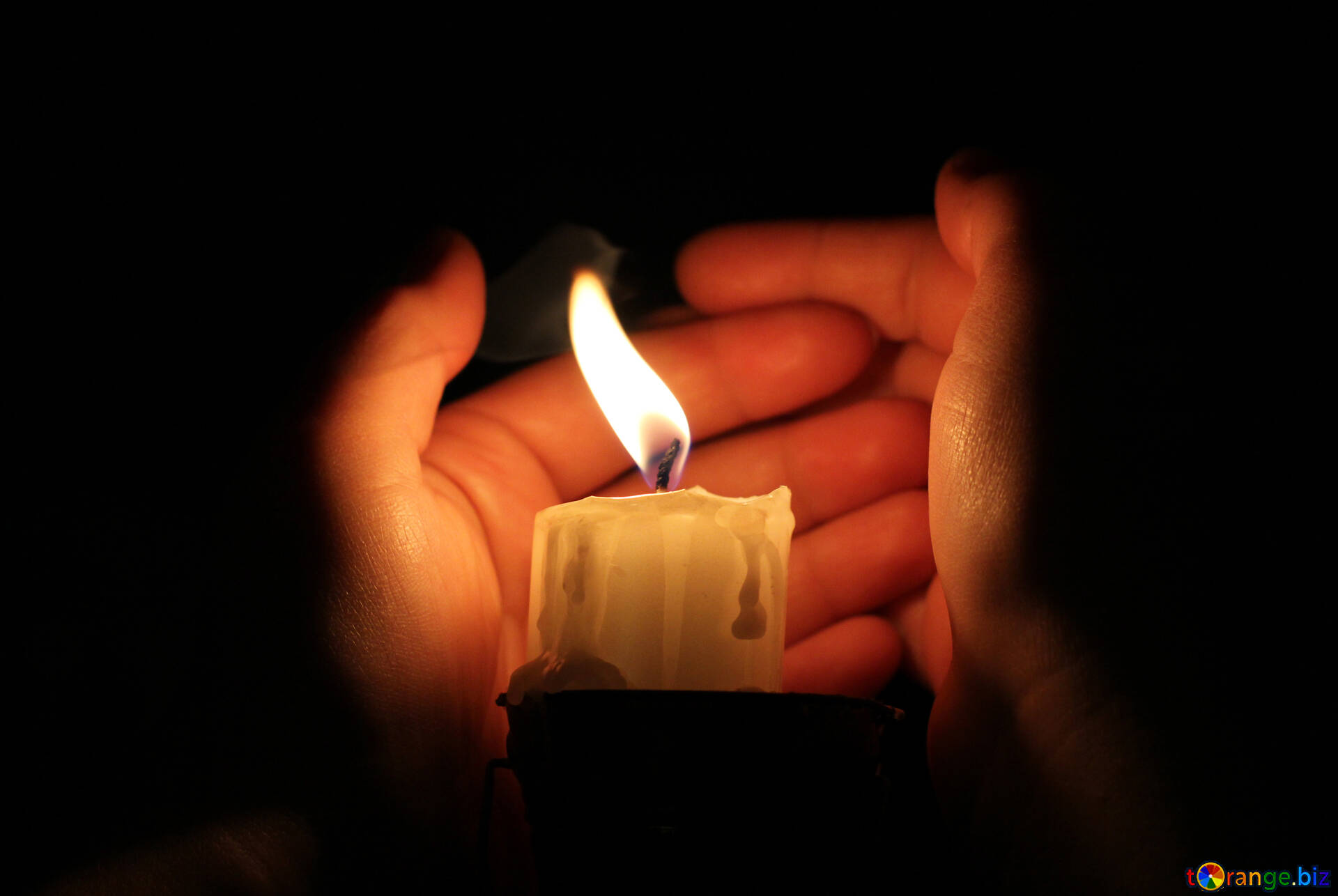 Горящая свеча гаснет в закрытой пробкой банке. Зажженная свеча. Свеча в руках. Горящие свечи. Изображение свечи.