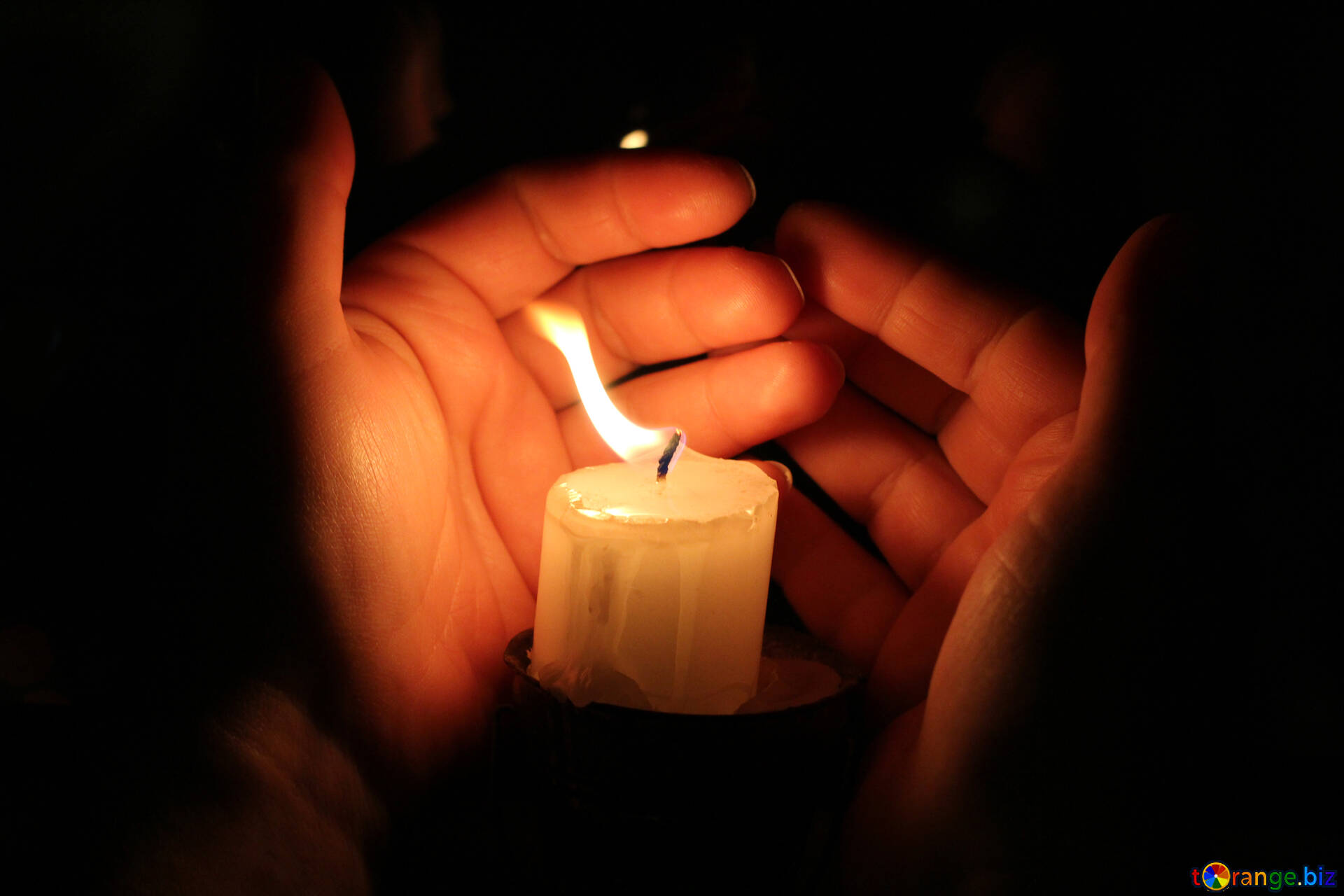 Свеча горит в руке. Свеча памяти. Свеча скорби. Горящие свечи памяти. Зажженная свеча.