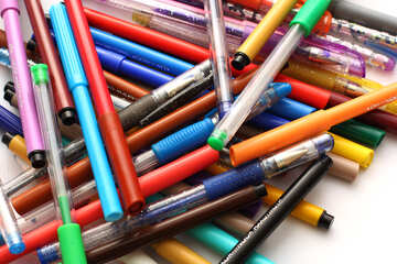 Un montón de marcadores y bolígrafos №18601