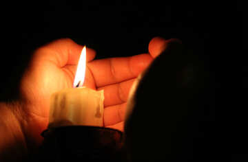 The heat from the candle flame №18084