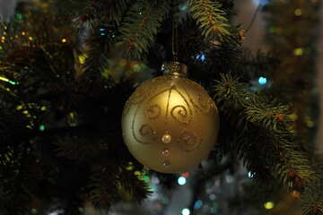 Balón de oro en el árbol de Navidad №18358