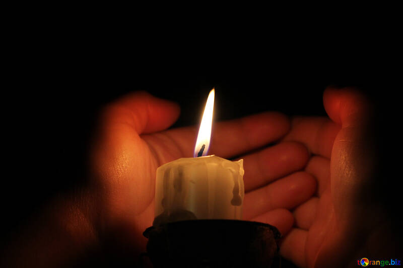 Close the candle with your hands №18088