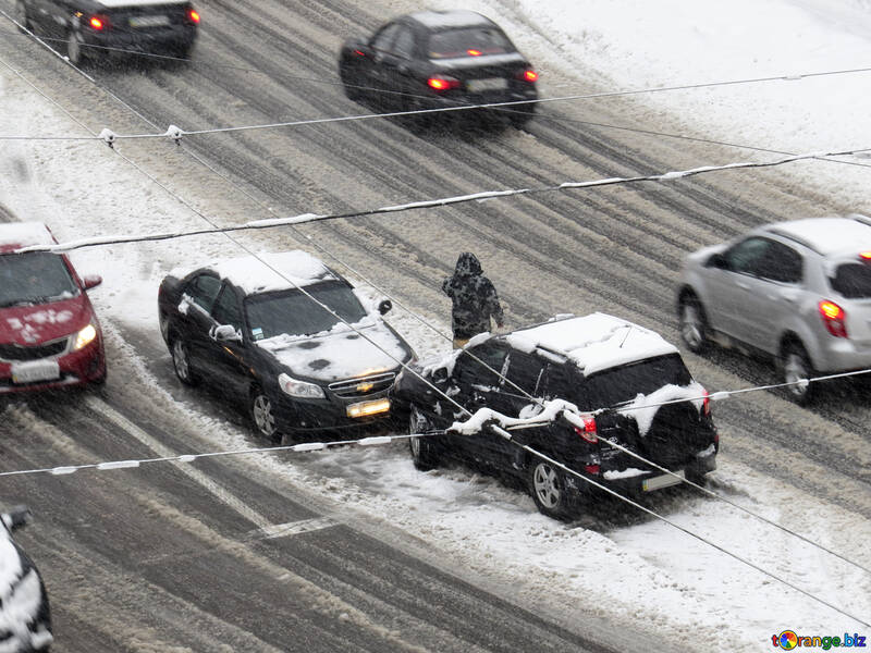 雪の中で車の事故 №18073