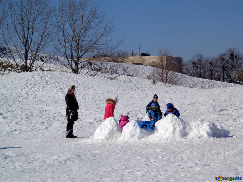 Kinder spielen im Schnee №19473