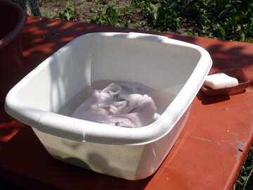  Wäsche in einem Becken  №2762